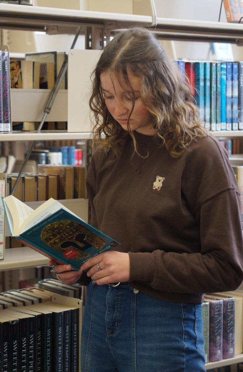 Sophomore Sofia Lukac reads a popular BookTok book, motivated by the growing community of readers on TikTok.