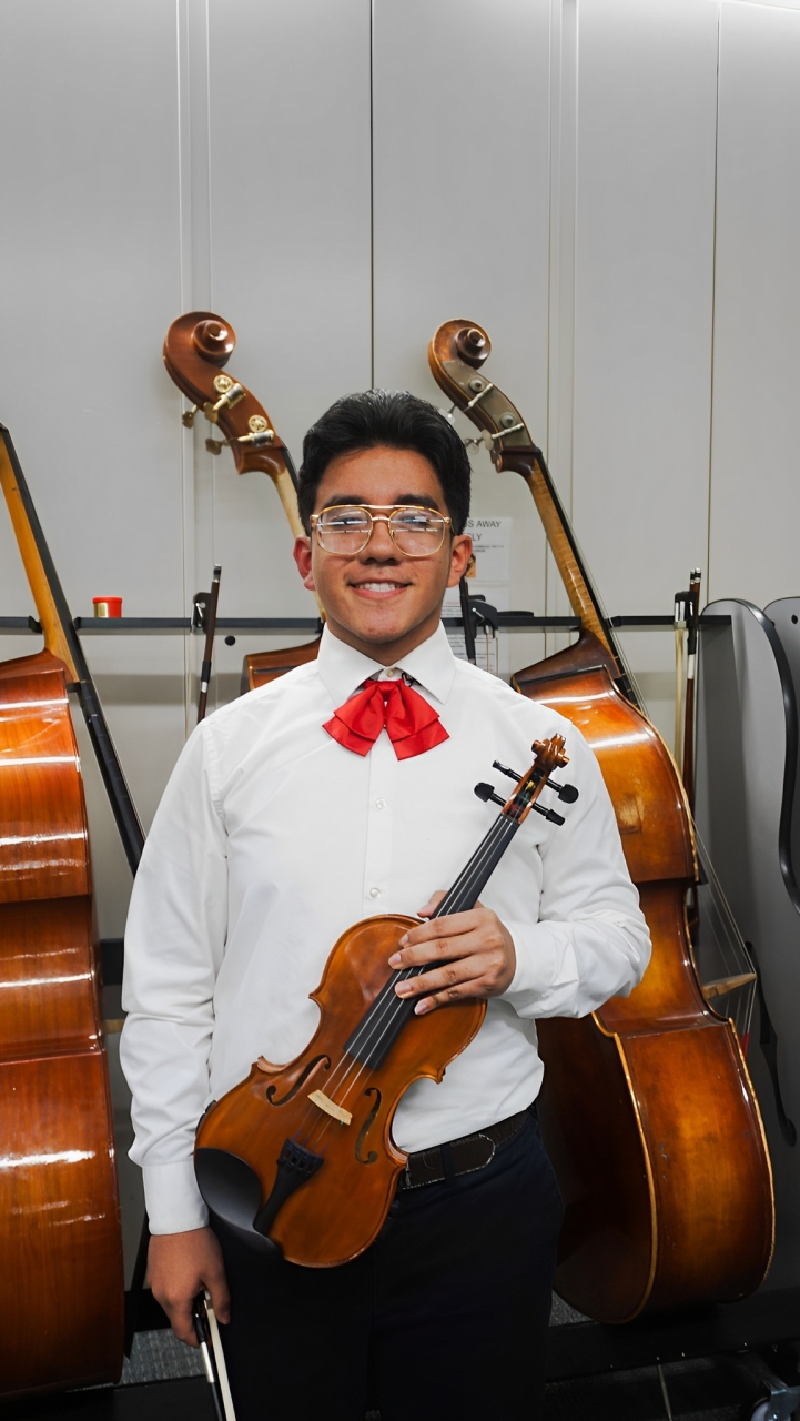 One reporter seizes his moment by starting a Mariachi band and performing in the Night of Acoustics.